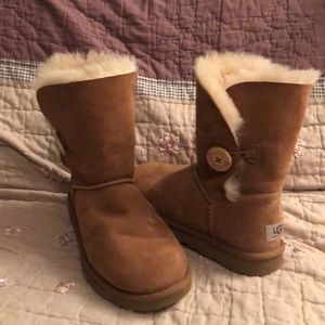 Women’s size 8(us) beige low cut UGG
